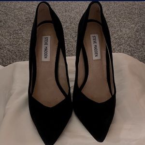 Black suede velvet pumps. Steve Madden size US 8